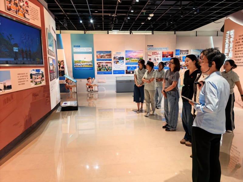 9月15日，参观者正在展馆内驻足观看。刘瑞祥摄