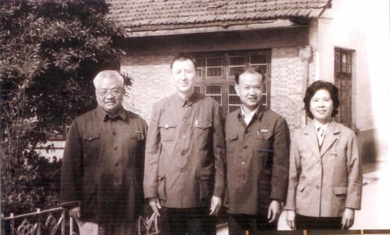 浙江医科大学第一届口腔医学系领导在系办公楼前合影（左起杨明达、刘克恭、吴求亮、江淑贞）。浙大口腔供图