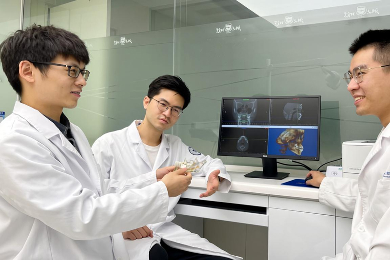 第十七届“挑战杯”全国大学生课外学术科技作品竞赛特等奖获奖团队。浙大口腔供图