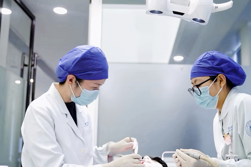 丁佩惠在臨床診療。浙大口腔供圖