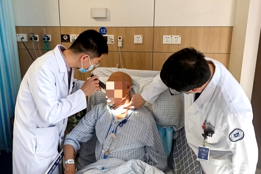 口腔頜面外科專家劉宇團隊為李大爺進行術后檢查，評估其恢復狀況。浙大口腔供圖