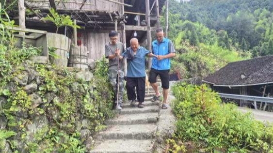 风雨中的温暖奔赴 景宁党员干部全力迎战台风“巴威”