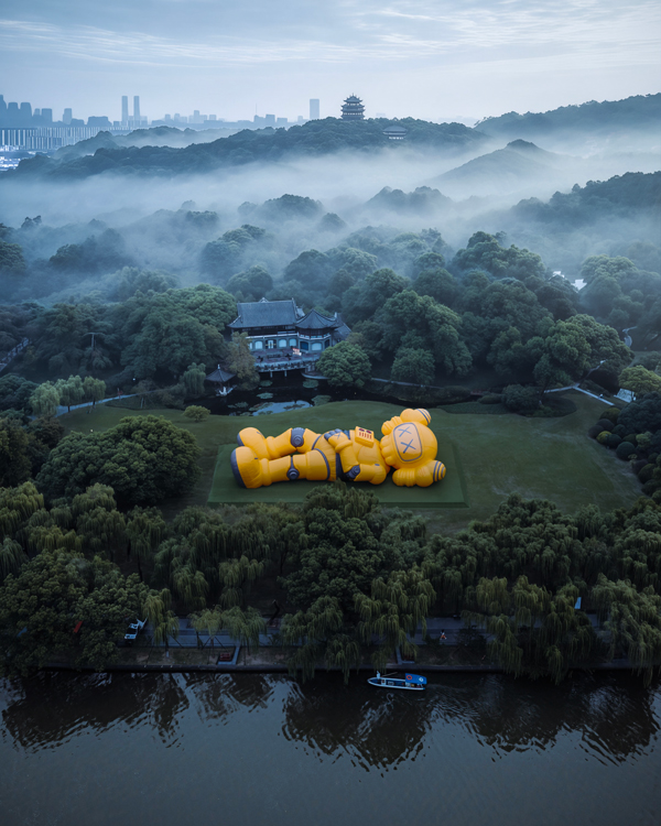 《KAWS:HOLIDAY》世界巡回展現場。受訪者供圖
