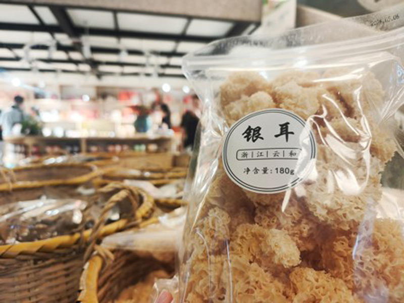 白鹤尖共富工坊产品。人民网 刘欣蔚摄