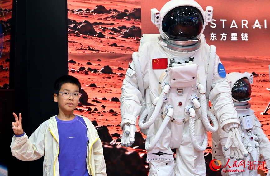 參展者打卡“火星”。人民網記者 張麗瑋攝