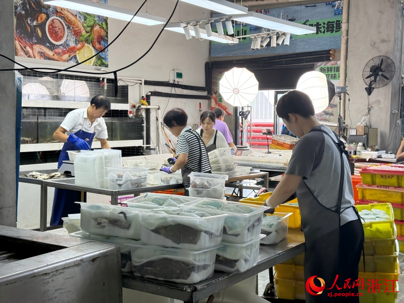 舟山國際水產城新電商產業園裡，一家企業正在直播帶貨。人民網 程欣攝