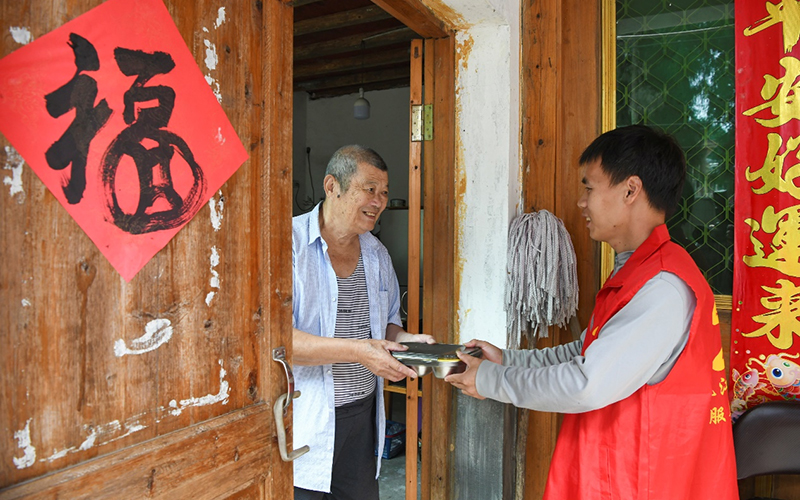 網格員為老人送餐上門。魏為強攝