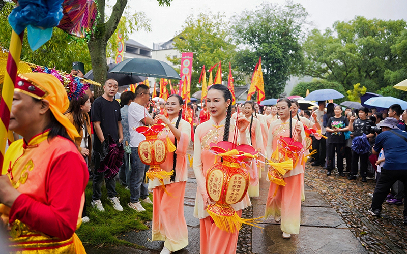 祭祀队伍前往主舞台。主办方供图