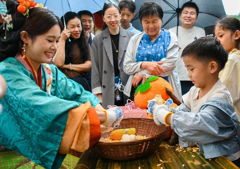 大岚镇柿林村晒秋活动。沈孟涨摄