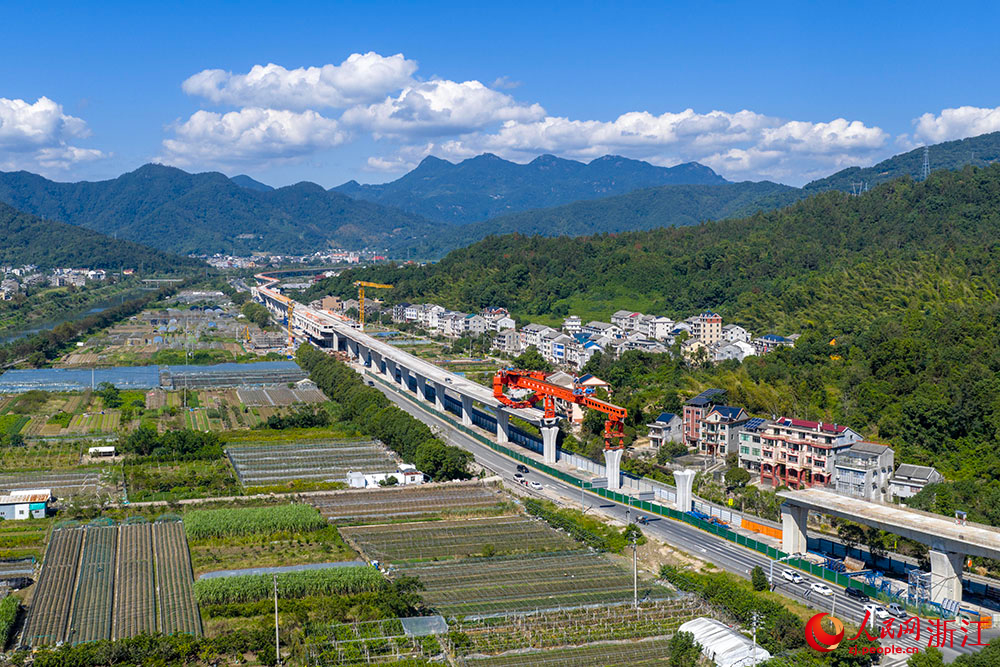 在浙江台州市域铁路S2线黄岩段施工现场，工人正在有序施工。人民网 章勇涛摄