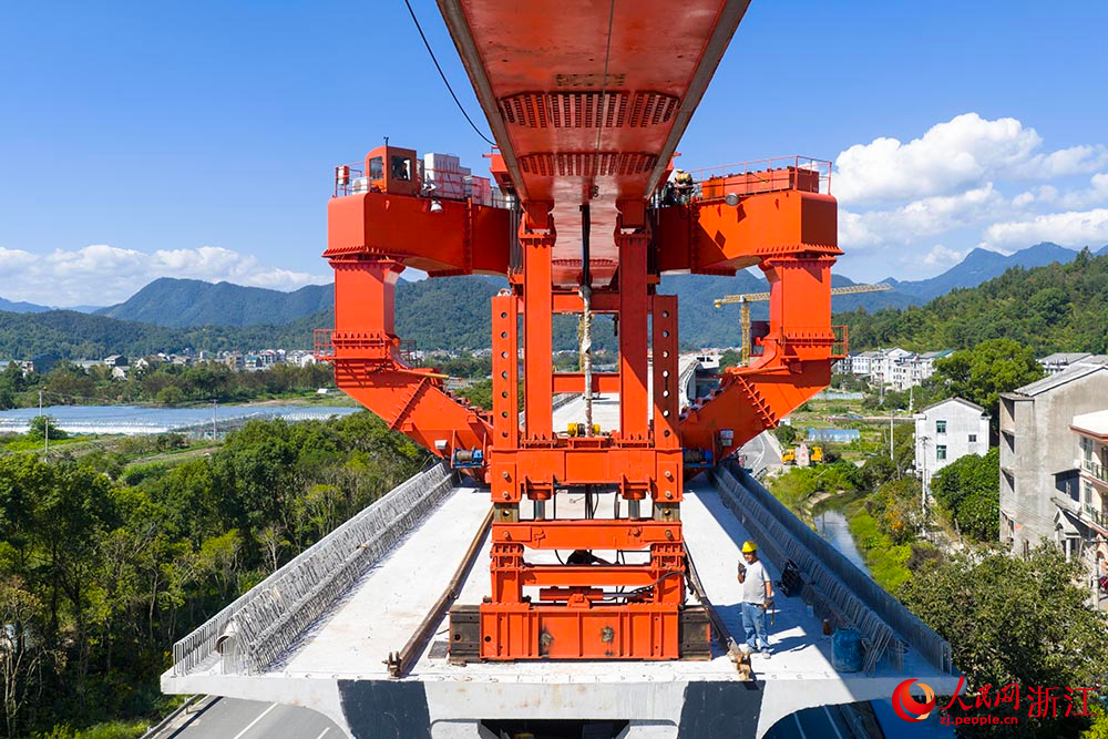 在浙江台州市域鐵路S2線黃岩段施工現場，工人正在有序施工。人民網 章勇濤攝