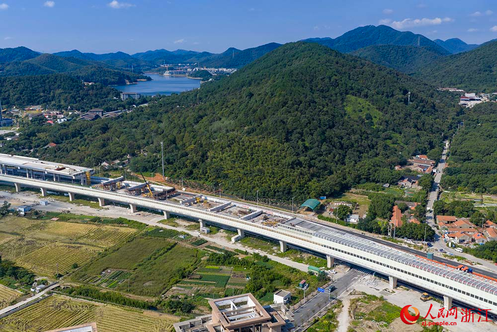 工人在宁波市镇海区九龙大道快速路（北外环—东海大道）一期工程现场施工作业。人民网 章勇涛摄