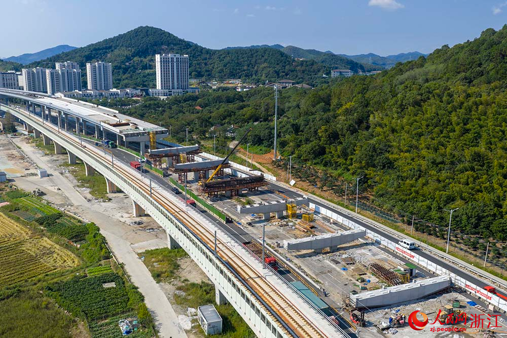 工人在宁波市镇海区九龙大道快速路(北外环—东海大道)一期工程现场施工作业。人民网 章勇涛摄