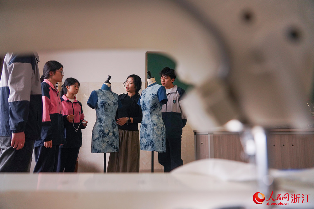 在宁波市宁海县第一职业中学，学生在学习非遗扎染及旗袍合体度设计。人民网 章勇涛摄