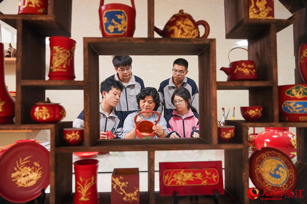 宁波市宁海县第一职业中学泥金彩漆课堂内，老师正在进行双龙长粱提桶制作教学。人民网 章勇涛摄