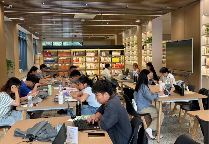 余阅书房成为老百姓阅读、交流、放松的共享空间。受访者供图