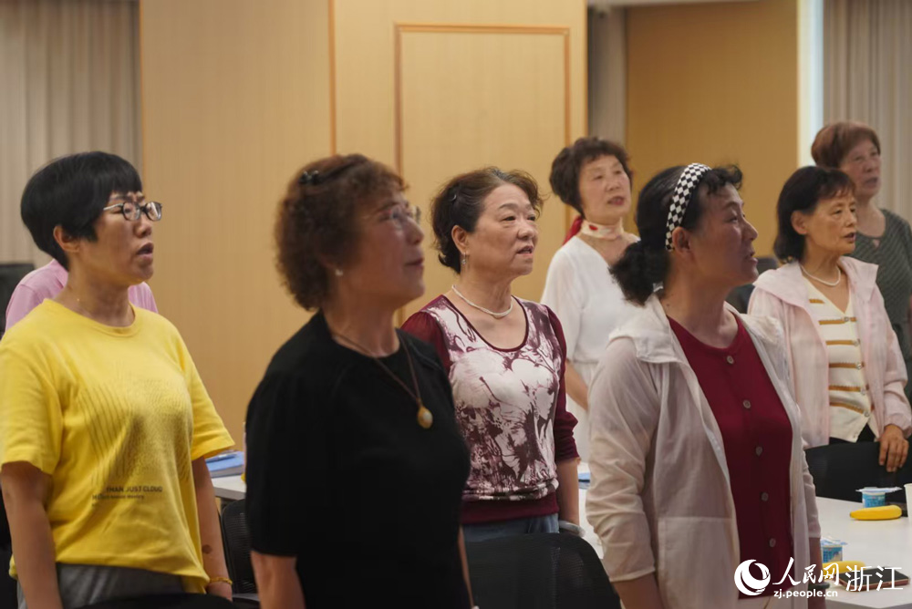 10月18日，杭州市拱墅區小河街道大運河幸福家園裡，老人在合唱。人民網 章勇濤攝