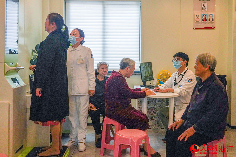寧海縣躍龍街道塔山社區民生服務綜合體裡，醫生為社區老人診療。人民網 章勇濤攝