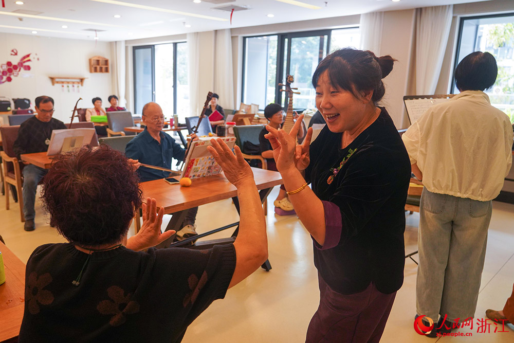 寧海縣躍龍街道塔山社區民生服務綜合體裡，老人參加戲曲聯誼會。人民網 章勇濤攝