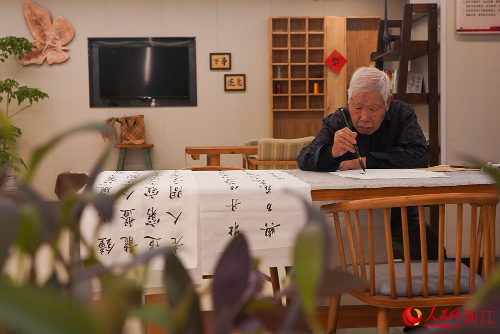 寧海縣躍龍街道塔山社區民生服務綜合體裡，老人在練習書法。人民網 章勇濤攝