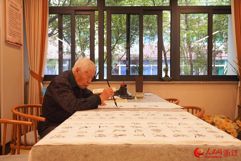 寧海縣躍龍街道塔山社區民生服務綜合體裡，老人在練習書法。人民網 章勇濤攝
