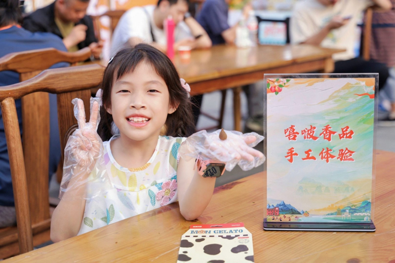 體驗藏香制作。杭州市幫扶甘孜州工作隊巴塘縣工作組供圖