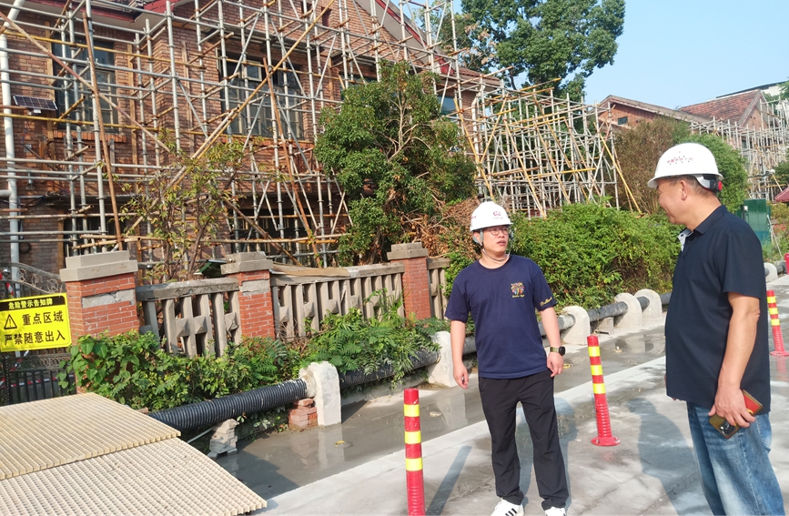 施亮現場講解危改，守護居民生命財產安全。受訪者供圖