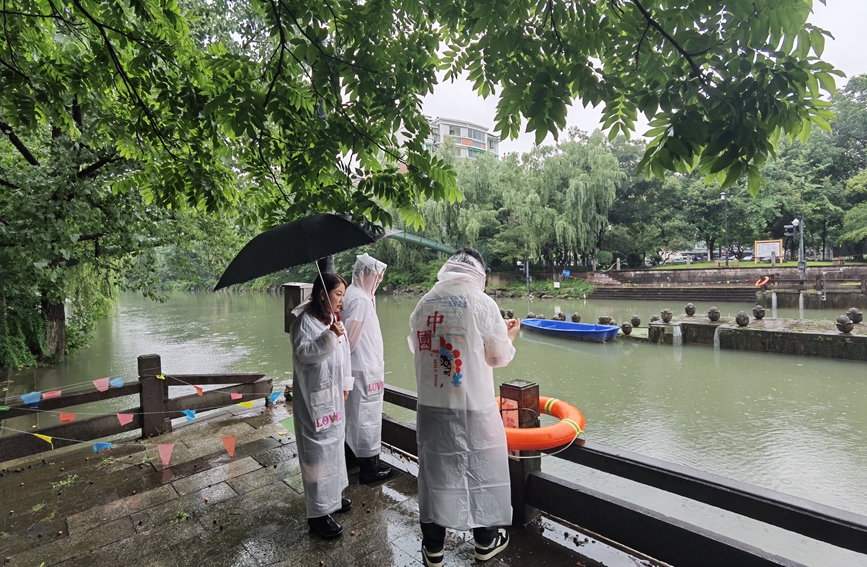 台風來臨，沈亞萍檢查小區邊河道口水位情況。受訪者供圖