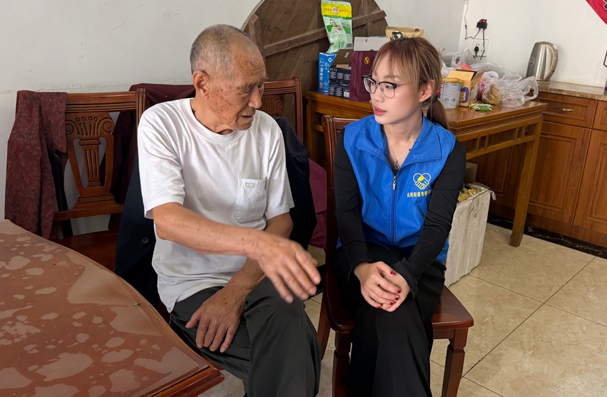 戚珂銘回訪探望高齡老人。受訪者供圖