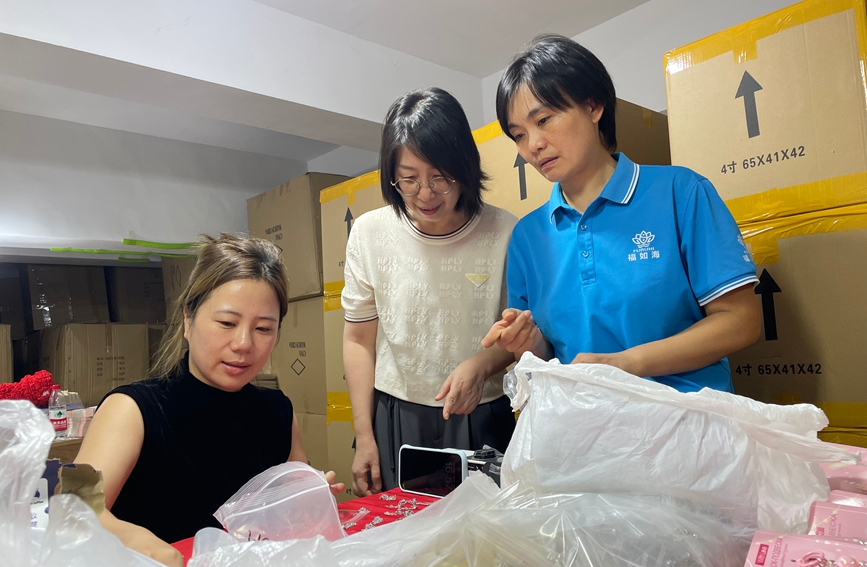 郑迎春（左二）为工坊对接来料加工货源。受访者供图