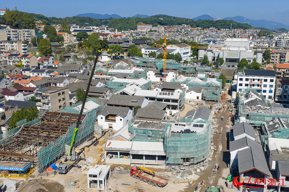 近日，浙江省嵊州市剡湖街道城隍坊社區，工人正在抓緊施工改造。人民網 章勇濤攝