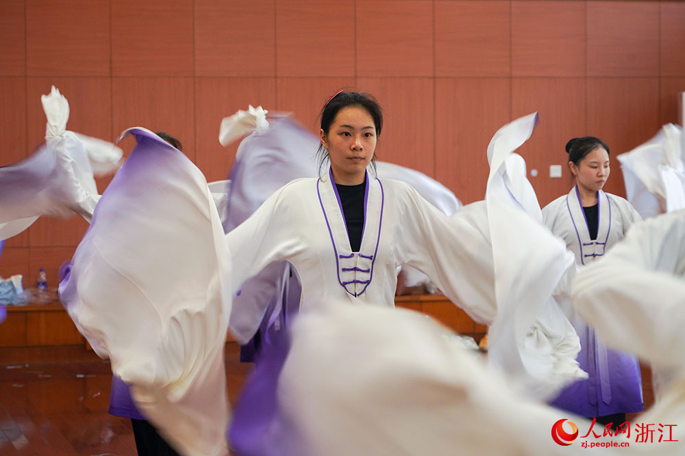 在浙江嵊州越剧艺术学校内，学生们正在练习唱腔身段，一招一式打磨戏曲基本功。人民网 章勇涛摄