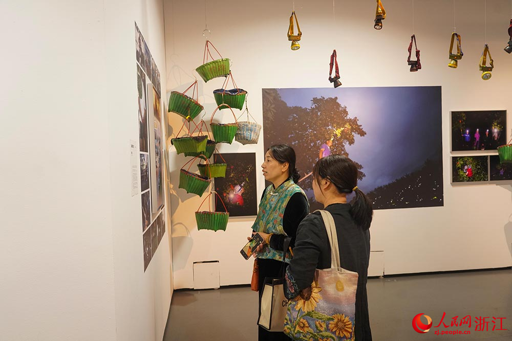 观众在丽水摄影文化中心观看展览。人民网 章勇涛摄