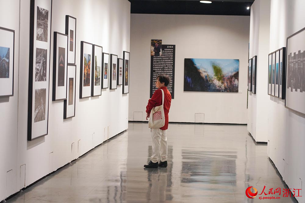 观众在丽水摄影文化中心观看展览。人民网 章勇涛摄