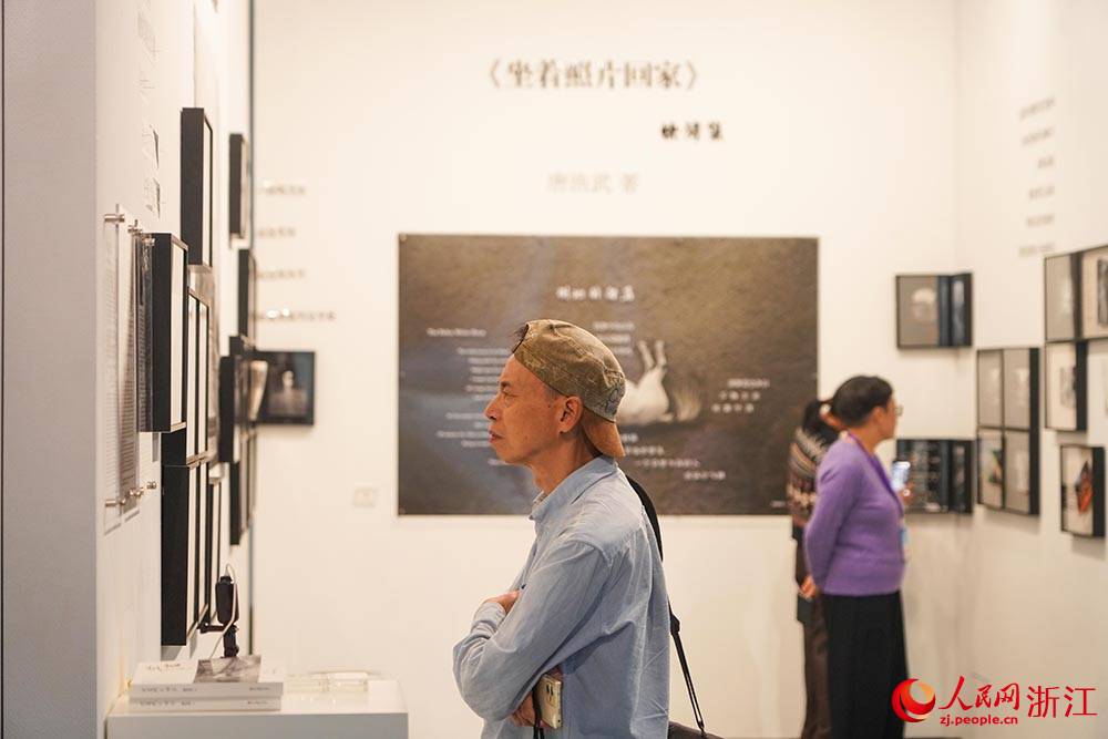 观众在丽水摄影文化中心观看展览。人民网 章勇涛摄