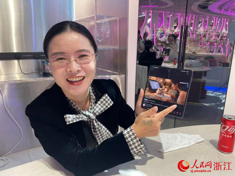 江柳英展示AI短劇《貓貓闖三界》裡以自己為原型的女主人形象。人民網記者 王麗瑋攝