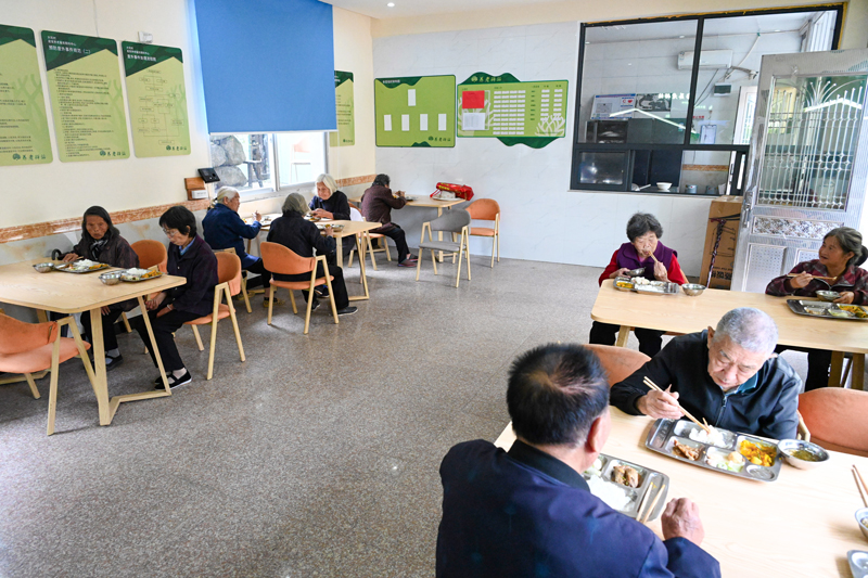 老人們在食堂內用餐。文成縣委宣傳部供圖