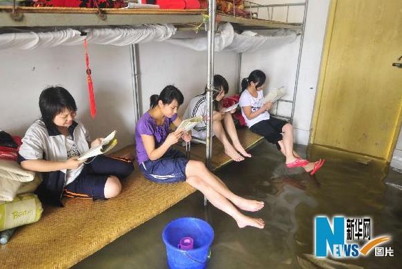 暴雨致广西逾210万人受灾 师生水上备高考
