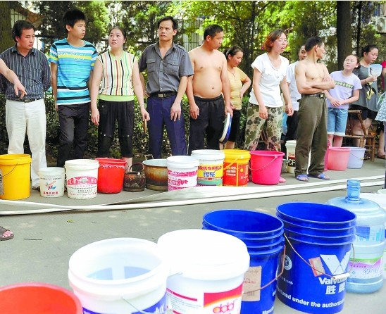 6月28日上午,宁波江北、江东等地的居民发现,家里的自来水变得很浑浊,像稀薄的牛奶。24小时过去了,越来越多的小区居民向自来水公司投诉。 天气这么热,我都一天没洗澡了,洗脸刷牙用的都是纯净水,水质究竟什么时候才恢复正常啊?江北红梅小区居民们说,昨天(6月29日)一大早,他们所在的小区就排起了长队,一直等着自来水公司送水。 从28日到昨天,江东明楼片区、江北孔浦街道、镇海城关的部分地区均出现了自来水质变黄、变浑浊现象,受影响的居民数量不小。 对此,宁波市自来水总公司解释,6月28日夜晚,鄞