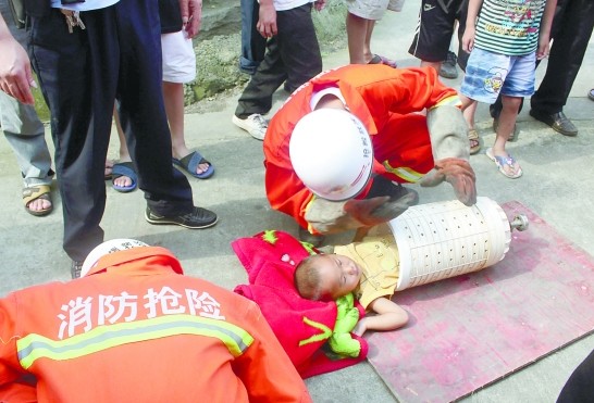 3岁娃娃爬进洗衣机甩干桶进得去,可出不来了