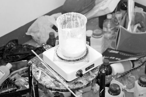 居民楼里藏著制毒实验室 瘾君子自学制毒