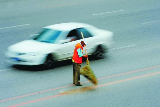 环卫工人频频遭遇车祸