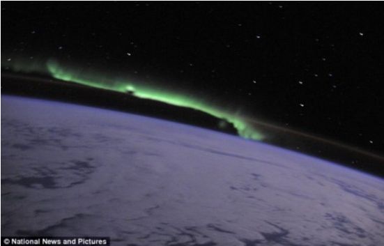 国际空间站宇航员用微博发送极光照片