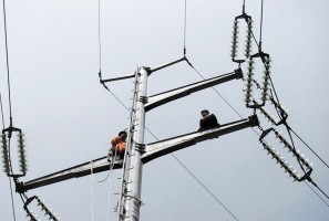 <em>干妹妹</em>不辞而别 一男子爬上高压电铁塔轻生--浙