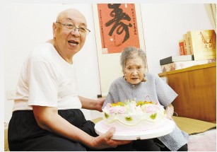 为102岁老人送上祝寿大蛋糕