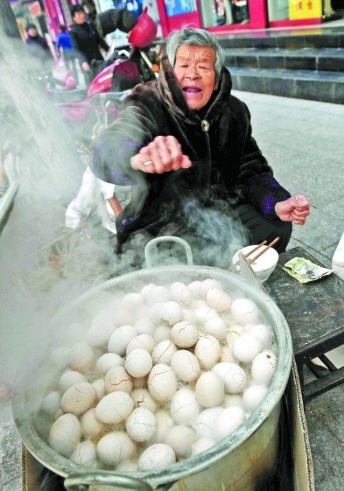 金华东阳小学生尿桶排队撒尿 为煮童子蛋