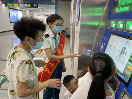 心潮服務隊在幫助乘客購票 作者：李欣榮.jpg