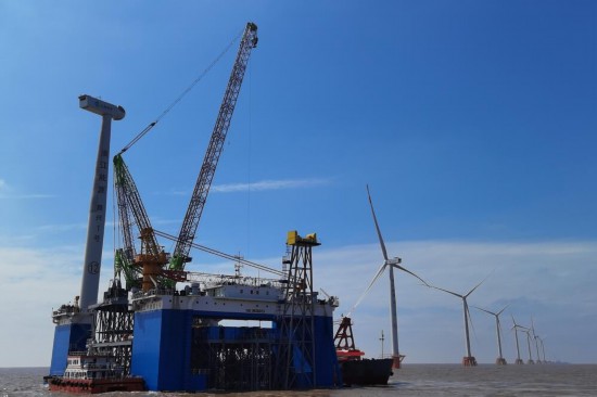 省能源集团推进所属嘉兴1号海上风电项目风机正在吊装作业。.jpg