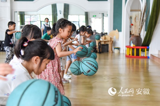 幼儿园开设的小篮球班。人民网 李希蒙摄