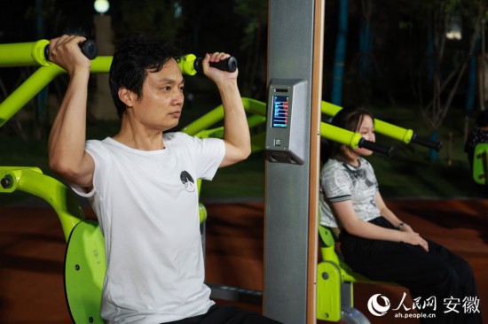 肥西县在旺郢小区内设置了运动健身场所，居民下楼就可健身。人民网 张俊摄